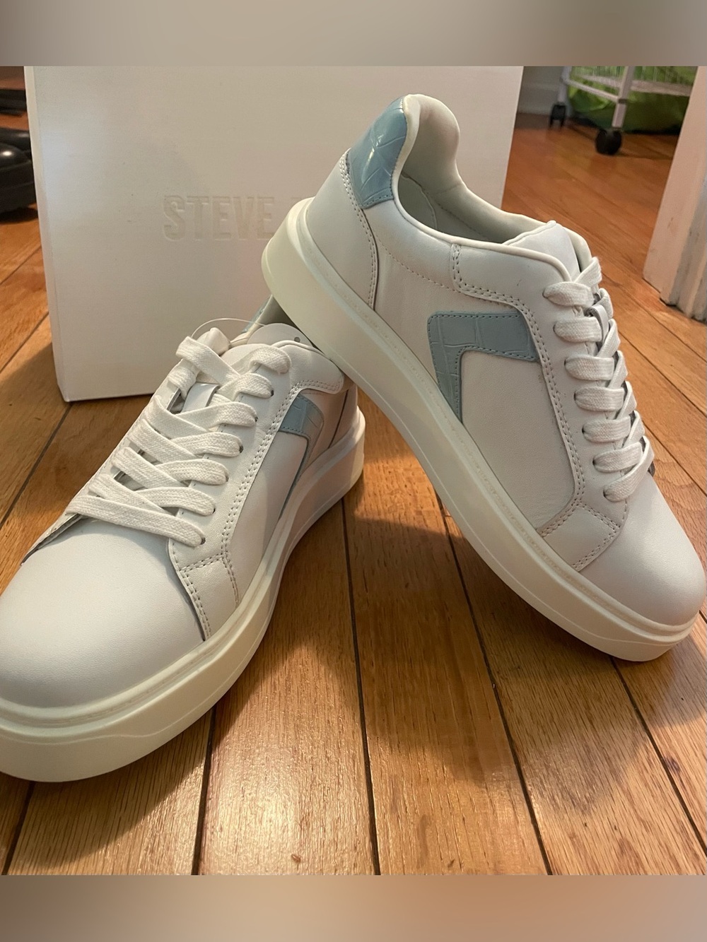 NWT Sz 8 - Steve Madden Women’s Golf shoes with Light Blue Accent